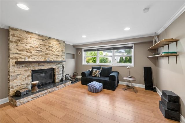 725 Buffalo Circle, Carol Stream, IL 60188