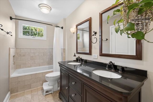 725 Buffalo Circle, Carol Stream, IL 60188