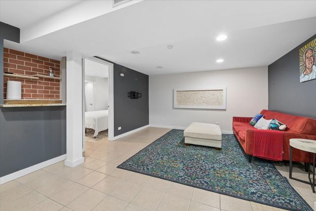725 Buffalo Circle, Carol Stream, IL 60188