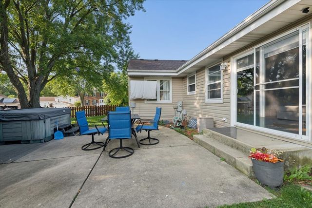 725 Buffalo Circle, Carol Stream, IL 60188