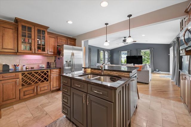 725 Buffalo Circle, Carol Stream, IL 60188
