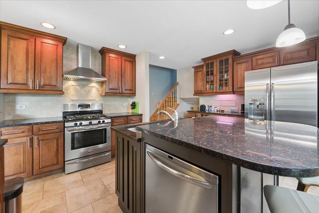 725 Buffalo Circle, Carol Stream, IL 60188