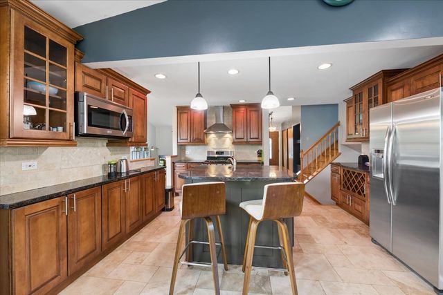 725 Buffalo Circle, Carol Stream, IL 60188