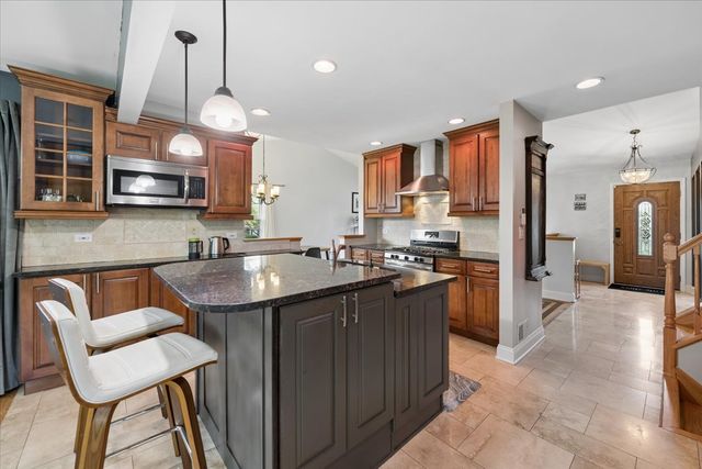 725 Buffalo Circle, Carol Stream, IL 60188