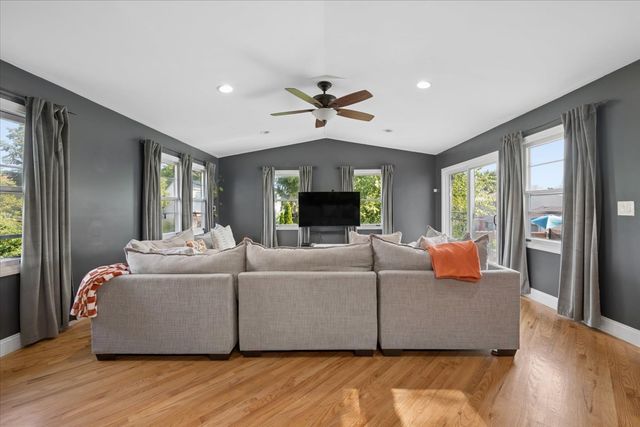 725 Buffalo Circle, Carol Stream, IL 60188