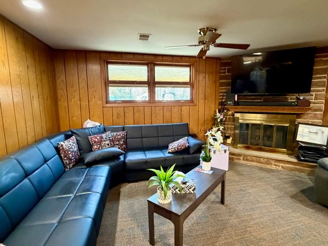 1895 Birch Street, Des Plaines, IL 60018