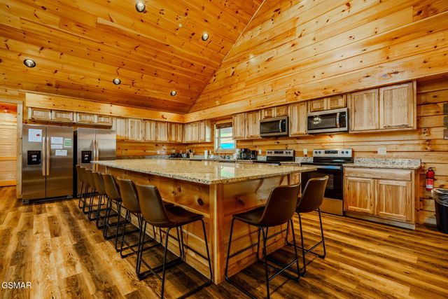 825 String Run Way Street, Pigeon Forge, TN 37863