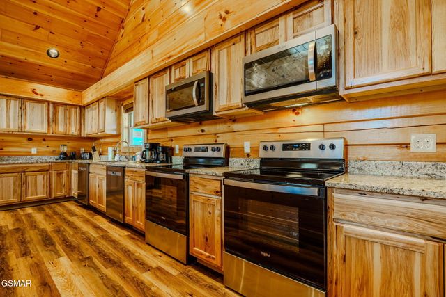 825 String Run Way Street, Pigeon Forge, TN 37863