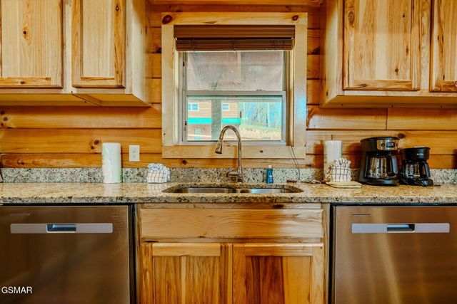 825 String Run Way Street, Pigeon Forge, TN 37863