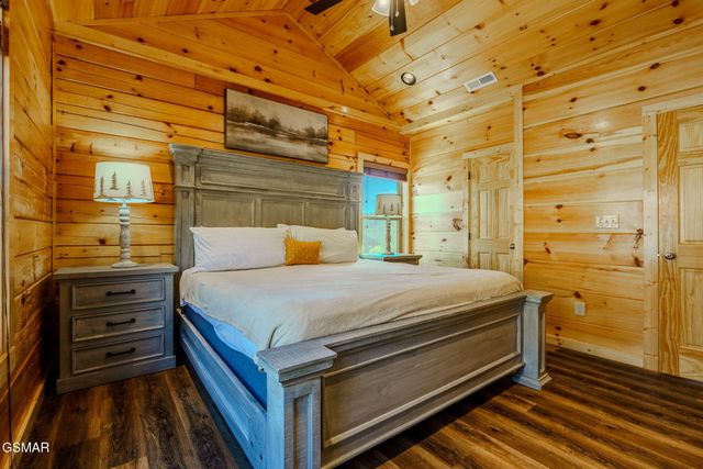 825 String Run Way Street, Pigeon Forge, TN 37863