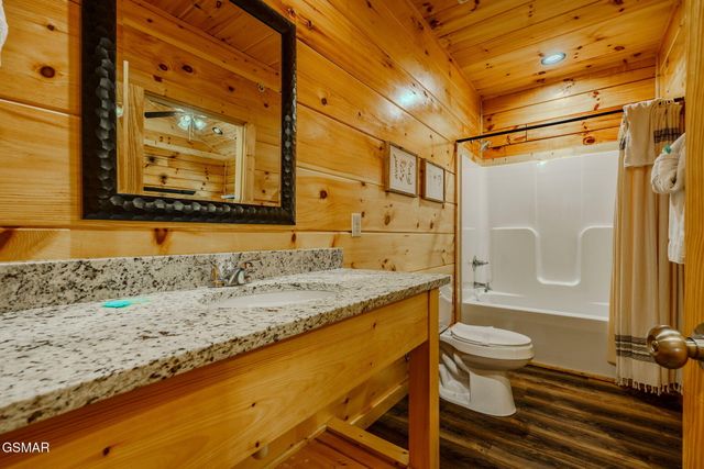 825 String Run Way Street, Pigeon Forge, TN 37863