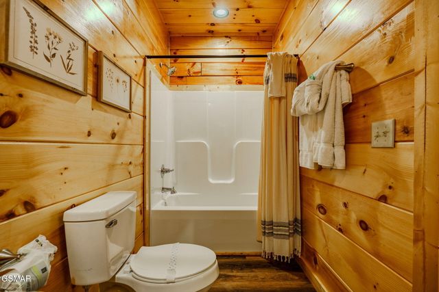 825 String Run Way Street, Pigeon Forge, TN 37863