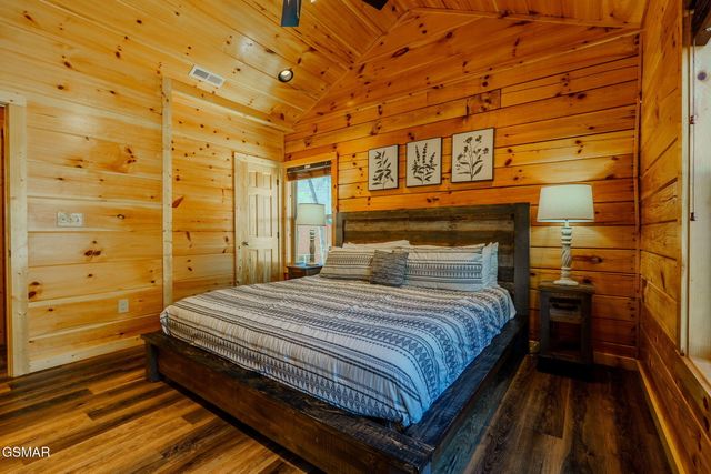 825 String Run Way Street, Pigeon Forge, TN 37863