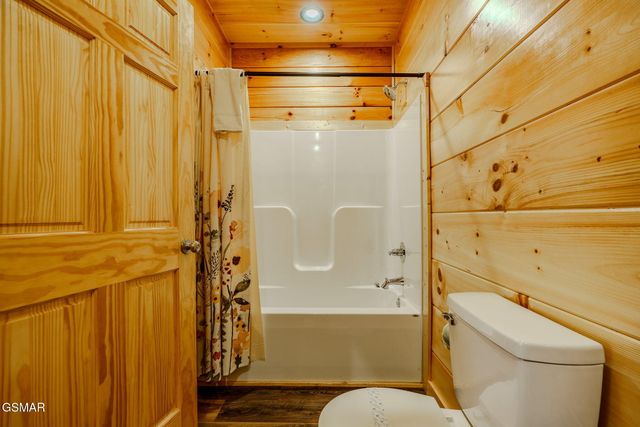 825 String Run Way Street, Pigeon Forge, TN 37863