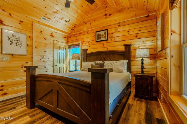 825 String Run Way Street, Pigeon Forge, TN 37863