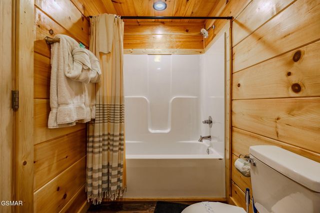 825 String Run Way Street, Pigeon Forge, TN 37863