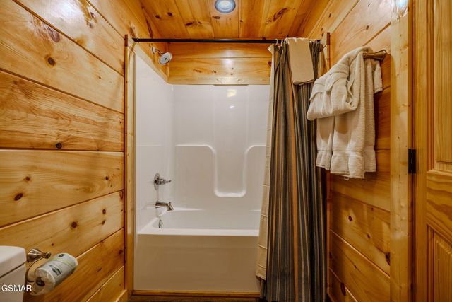 825 String Run Way Street, Pigeon Forge, TN 37863