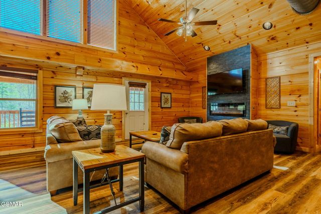 825 String Run Way Street, Pigeon Forge, TN 37863