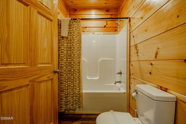 825 String Run Way Street, Pigeon Forge, TN 37863