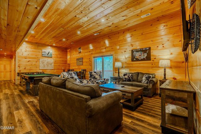 825 String Run Way Street, Pigeon Forge, TN 37863