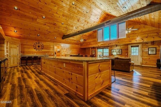 825 String Run Way Street, Pigeon Forge, TN 37863