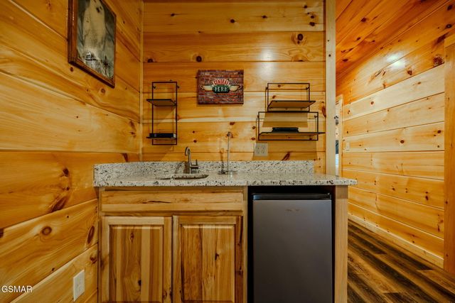 825 String Run Way Street, Pigeon Forge, TN 37863