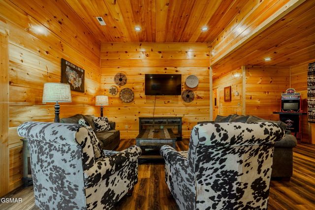 825 String Run Way Street, Pigeon Forge, TN 37863