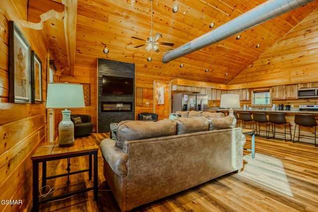 825 String Run Way Street, Pigeon Forge, TN 37863