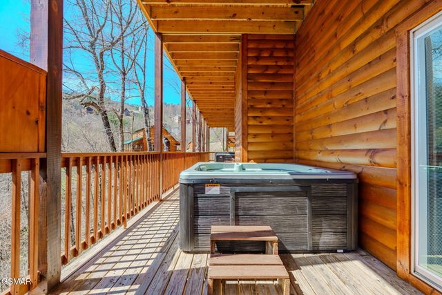 825 String Run Way Street, Pigeon Forge, TN 37863