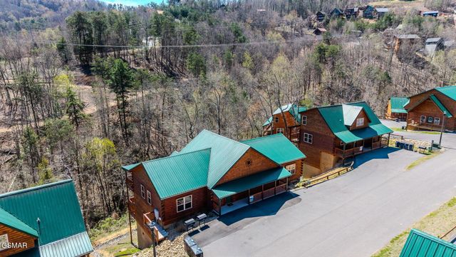 825 String Run Way Street, Pigeon Forge, TN 37863