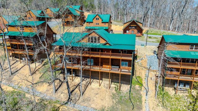 825 String Run Way Street, Pigeon Forge, TN 37863