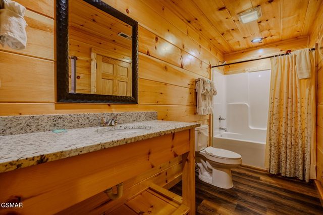 825 String Run Way Street, Pigeon Forge, TN 37863