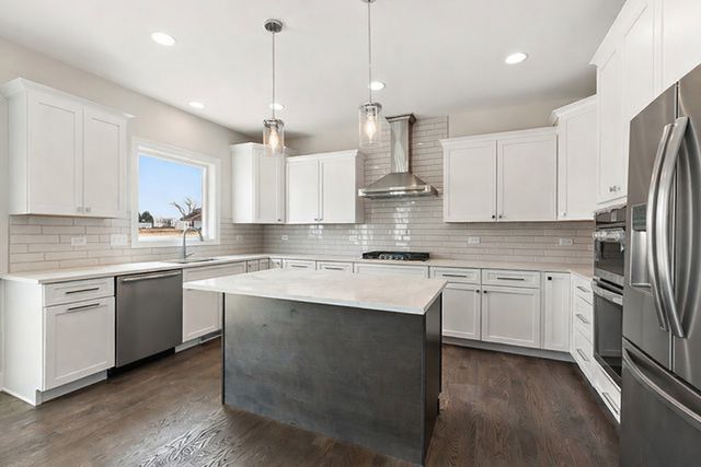 8214 S Stanley Trail, Frankfort, IL 60423