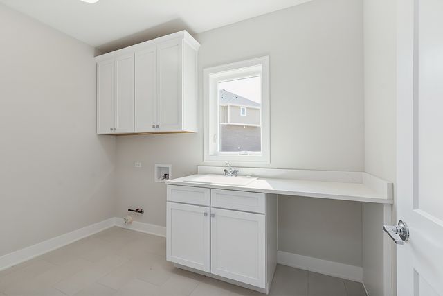 8214 S Stanley Trail, Frankfort, IL 60423