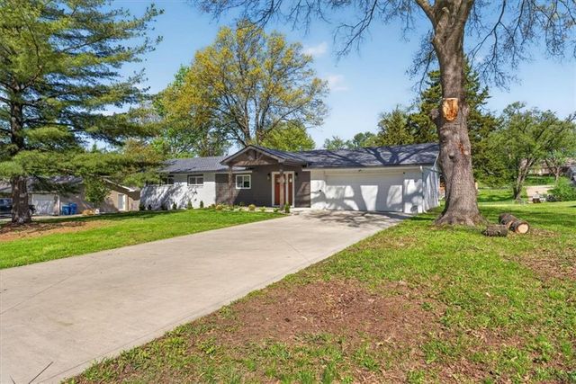 7810 NW Bluegrass Drive, Parkville, MO 64152