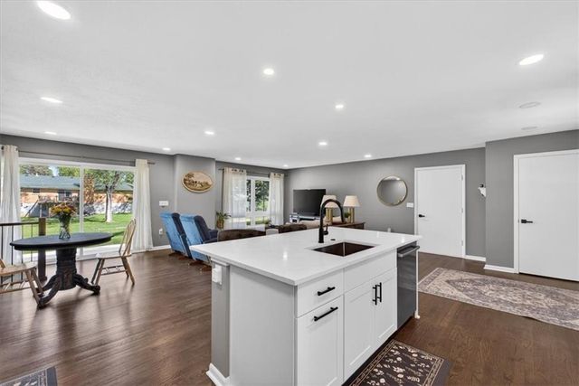 7810 NW Bluegrass Drive, Parkville, MO 64152