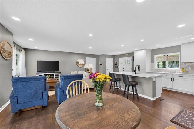7810 NW Bluegrass Drive, Parkville, MO 64152