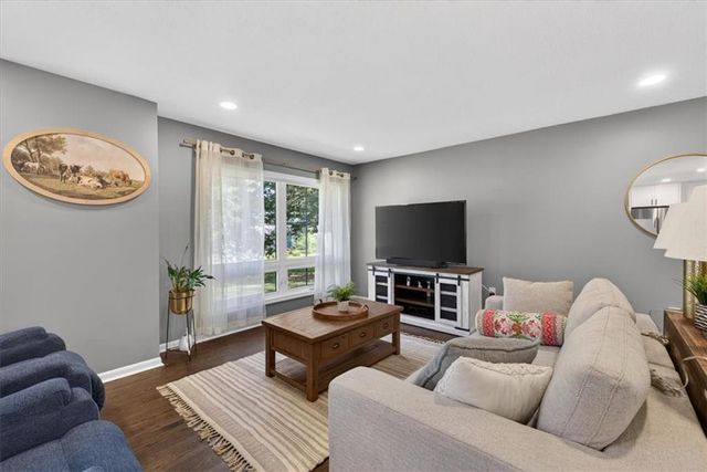 7810 NW Bluegrass Drive, Parkville, MO 64152