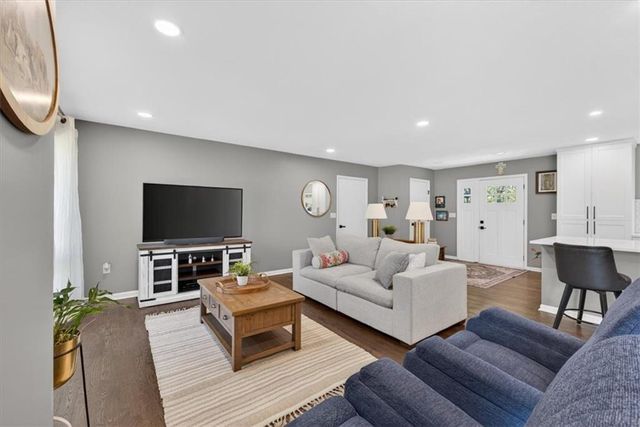 7810 NW Bluegrass Drive, Parkville, MO 64152