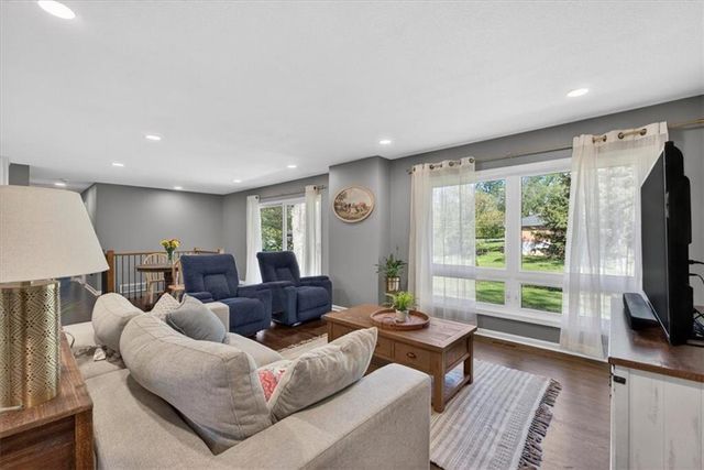 7810 NW Bluegrass Drive, Parkville, MO 64152