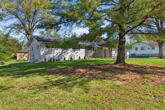7810 NW Bluegrass Drive, Parkville, MO 64152