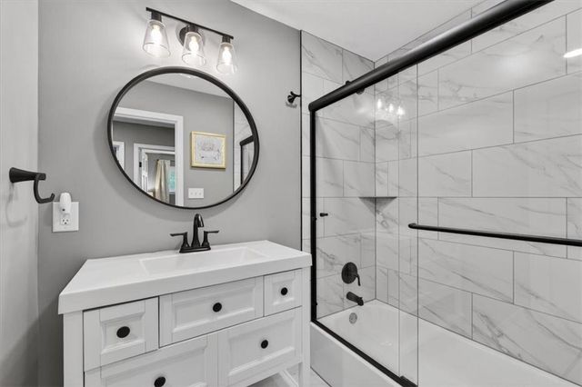 7810 NW Bluegrass Drive, Parkville, MO 64152