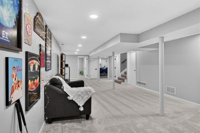 7810 NW Bluegrass Drive, Parkville, MO 64152