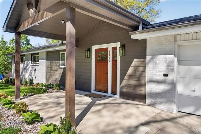 7810 NW Bluegrass Drive, Parkville, MO 64152