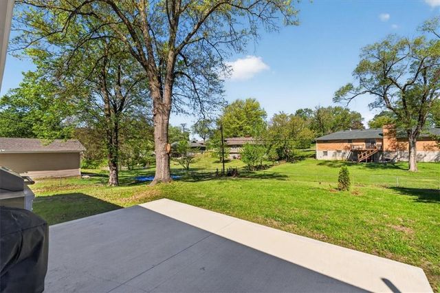 7810 NW Bluegrass Drive, Parkville, MO 64152