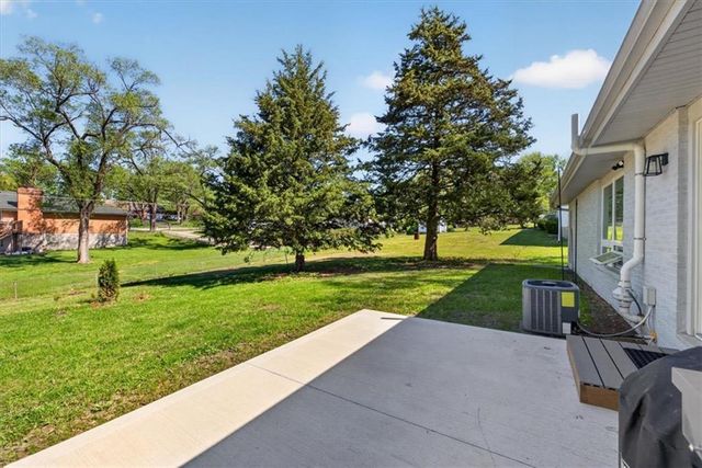 7810 NW Bluegrass Drive, Parkville, MO 64152