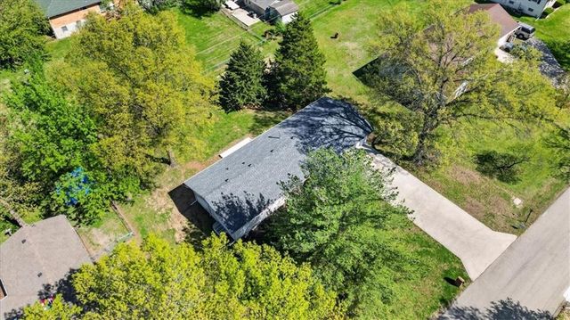 7810 NW Bluegrass Drive, Parkville, MO 64152