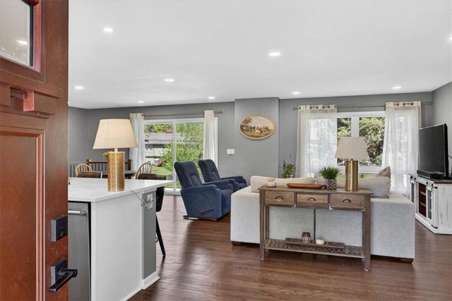 7810 NW Bluegrass Drive, Parkville, MO 64152