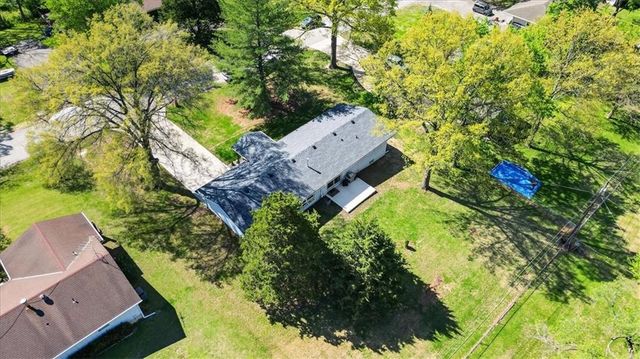 7810 NW Bluegrass Drive, Parkville, MO 64152