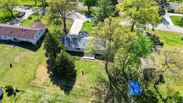 7810 NW Bluegrass Drive, Parkville, MO 64152
